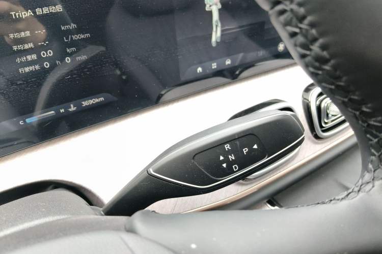 Used Chery Tiggo 9 2025 2.0T Automatic Two-Wheel Drive Luxury Edition 5 Seats Gear Lever