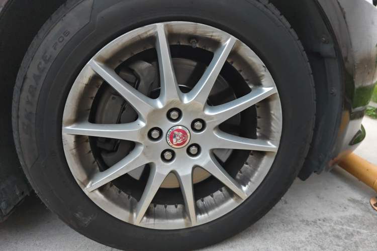 Used Jaguar XJ 2014 XJL 3.0 SC Two-Wheel-Drive Panoramic Business Edition Right Front Wheel Hub