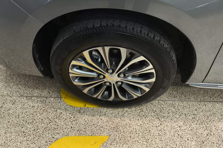 Used Buick GL8 2023 Land Executive Class Comfort Model