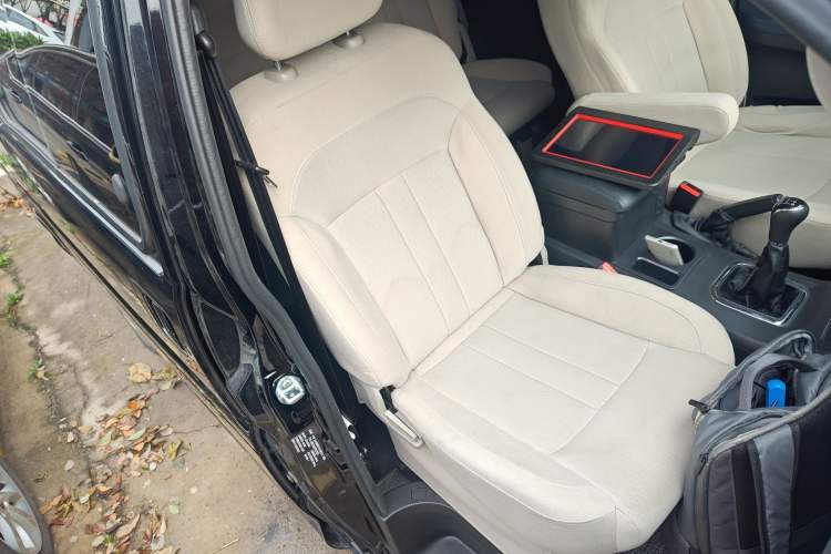 Used FORTHING Lingzhi 2023 M5L 1.6L Base Model 7 Seats