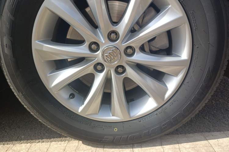 Used Buick Envision 2017 28T Four-Wheel Drive Elite Model Right Front Wheel Hub