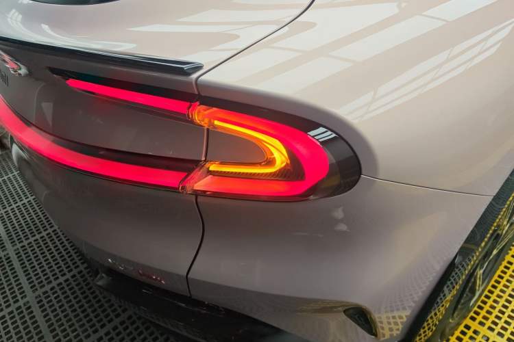 Used Xiaomi Auto YU7 2025 Ultra-Long Range High-Performance All-Wheel-Drive Max Edition Right Rear Taillight