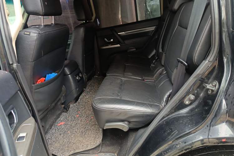 Used Mitsubishi Pajero 2015 3.0L Automatic Luxury Version China IV Standard