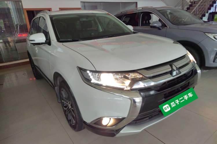 Used Mitsubishi Outlander 2018 2.0L Two-Wheel Drive Glory Edition 5 Seats Front Right 45 Deg