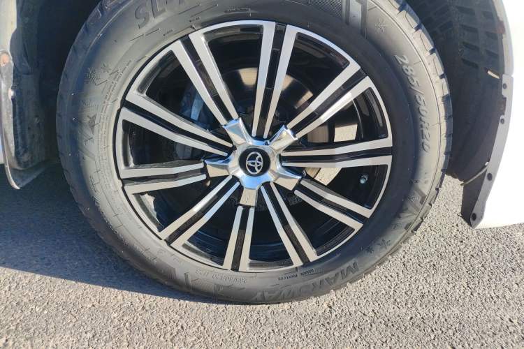 Used Toyota Land Cruiser 2012 4.6L Automatic VX-R Right Front Wheel Hub