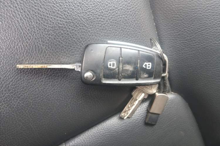 Used Isuzu D-MAX 2023 2.5T Manual 4x4 Diesel Flagship Long Wheelbase Interior 1