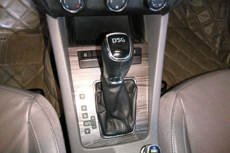 Used Skoda Octavia 2015 1.4TSI DSG Yijun Edition Gear Lever