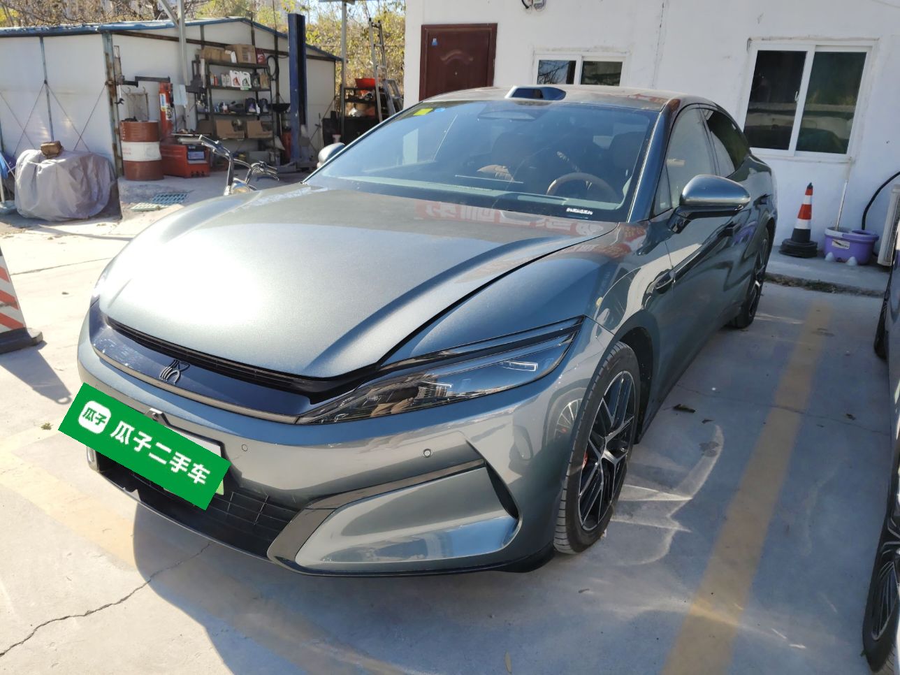 تحت مقدمة السيارة