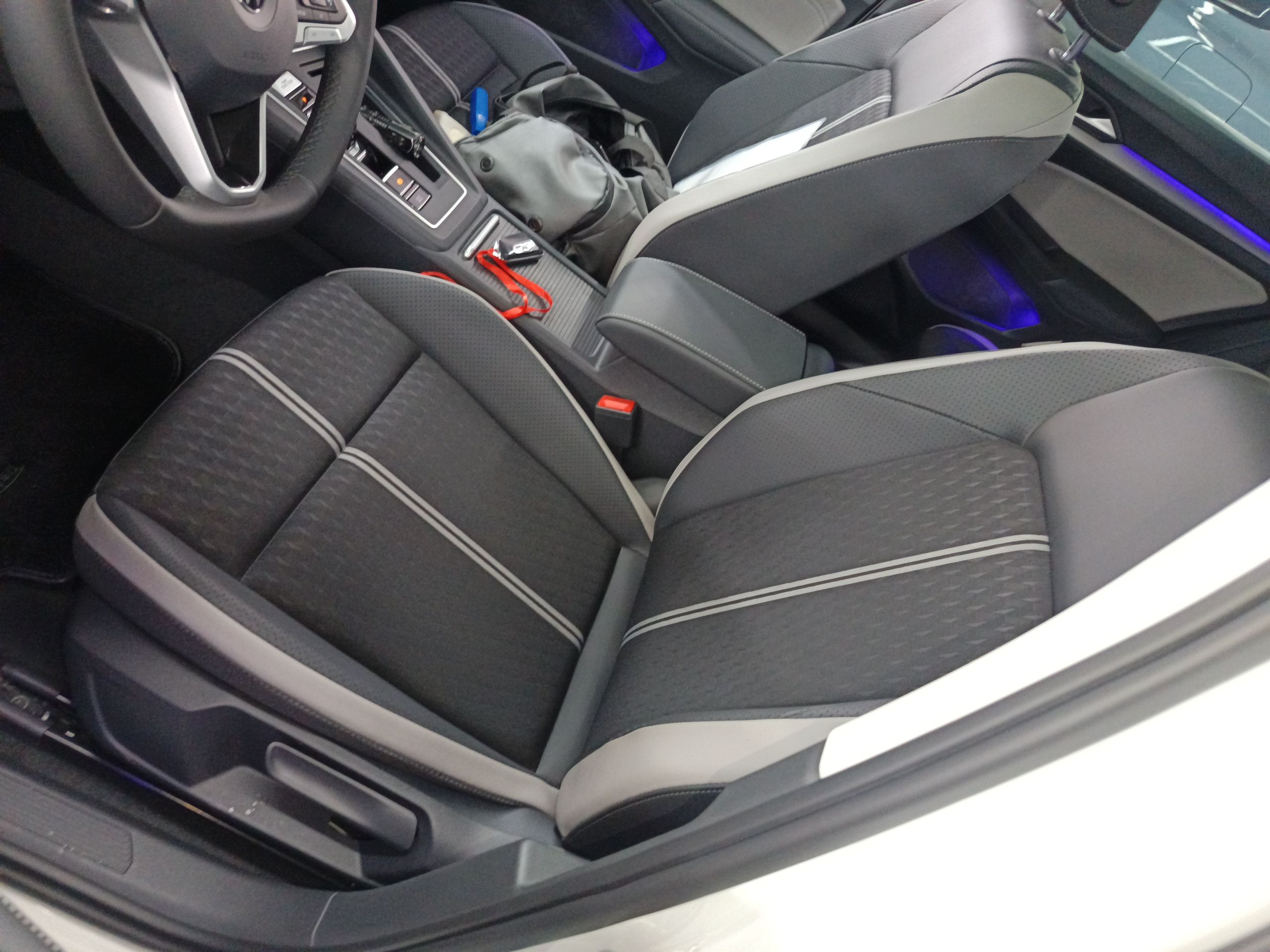 المقاعد الأمامية داخل السيارة