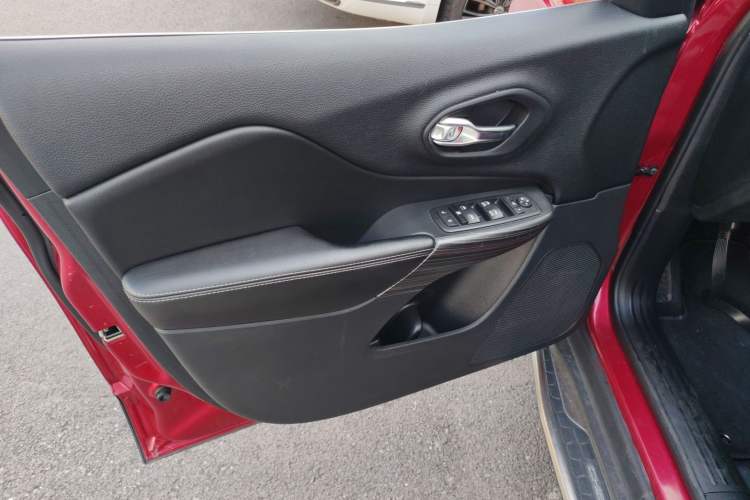 Used Jeep Cherokee 2016 2.4L Leading Smart Version