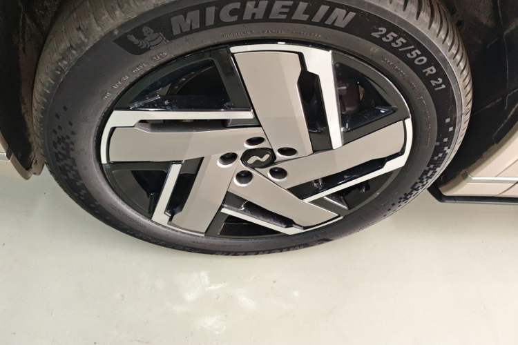 Used ONVO Luxeed L90 2025 Model—Ultra Six-Seater Version