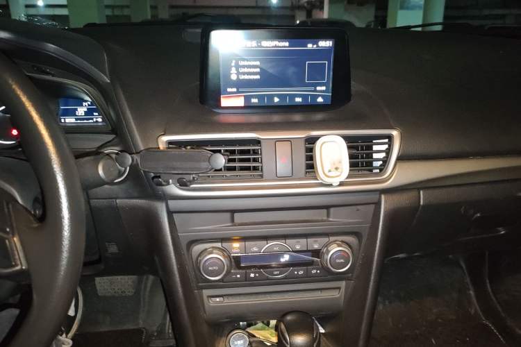 Used Mazda 3 Axela 2017 Sedan 1.5L Automatic Luxury Model Emission Standard China V
