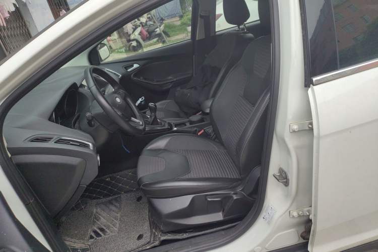 Used Ford Focus 2015 Sedan EcoBoost 125 Manual – Ultra-Style Edition Left Front Seat