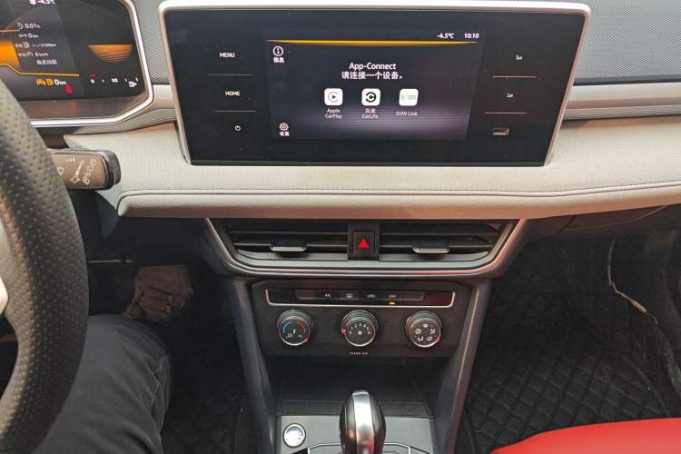 Used Volkswagen Tharu 2023 300TSI Two-Wheel-Drive Crescent Edition Audio And AC Panel