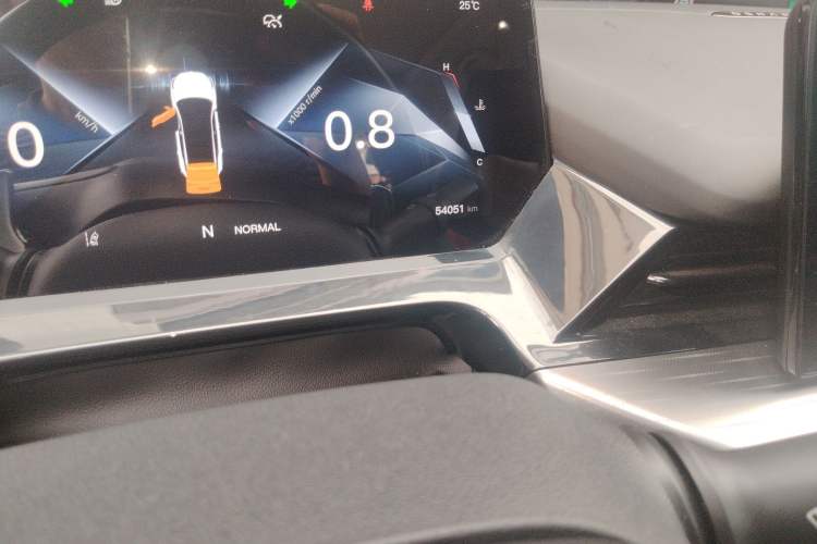 Used CHANGAN OSHAN Z6 2022 Blue Whale 1.5T DCT Smart Navigation Model Odometer Close Up