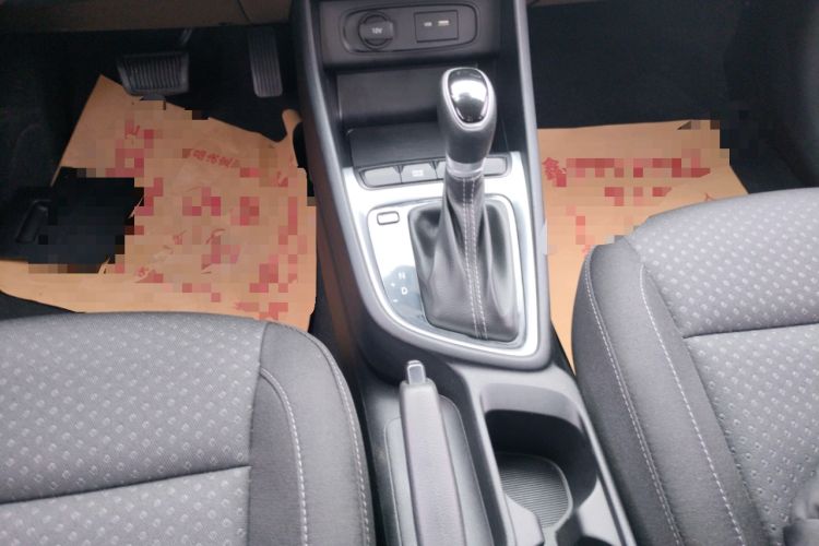 Used Hyundai Celesta 2018 1.6L Automatic GL Enjoyment Edition China VI compliant Gear Lever
