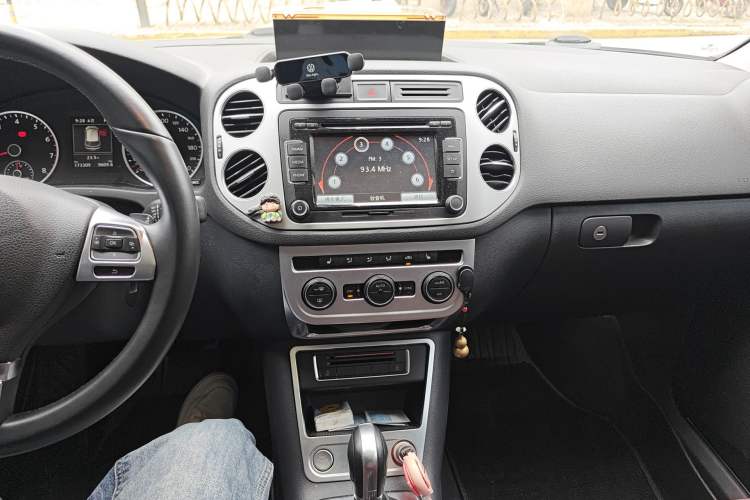 Used Volkswagen Tiguan 2016 300TSI Automatic All-Wheel Drive Luxury Edition Audio And AC Panel