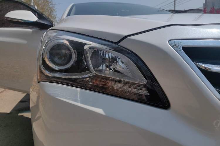 Used Hyundai Mistra 2016 1.8L Automatic Deluxe DLX Model Right Front Headlight
