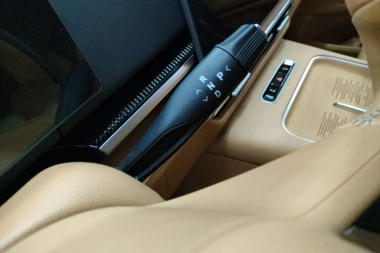 Used VOYAH Dream 2025 PHEV Four-Wheel Drive Excellence Kunpeng Edition