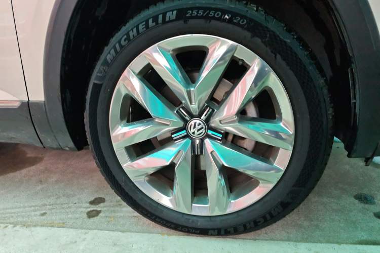 Used Volkswagen Teramont 2017 330TSI Two-Wheel-Drive Flagship Edition Right Front Wheel Hub