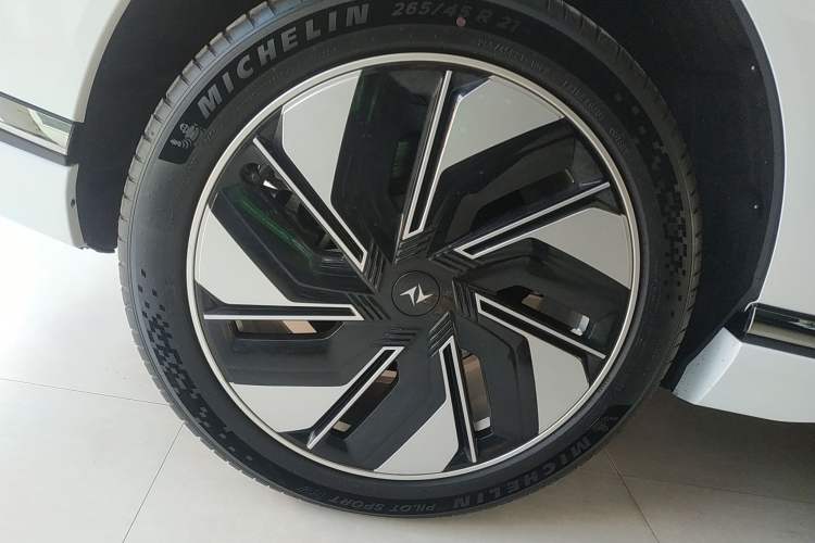 Used Dongfeng eπ eπ008 2025 210Max Range-Extended Version 5 Seats Exterior 8