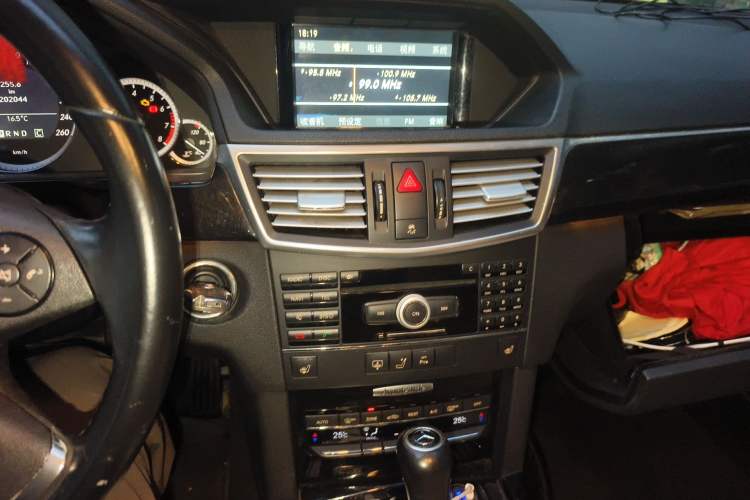 Used Mercedes-Benz E-Class 2010 E 260 CGI Fashion Model Audio And AC Panel