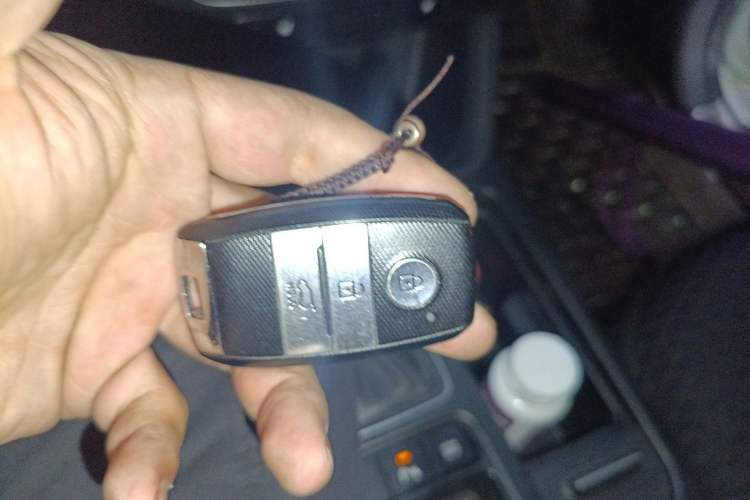 Used Kia Sorento 2013 2.4L 7-Seater Gasoline Luxury Version China IV Standard Vehicle Key