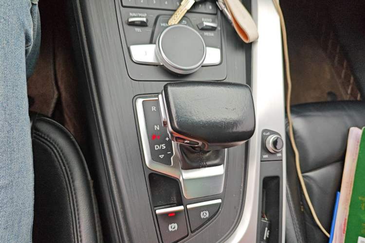 Used Audi A4L 2019 40 TFSI Fashion Edition China VI Emission Standard Gear Lever