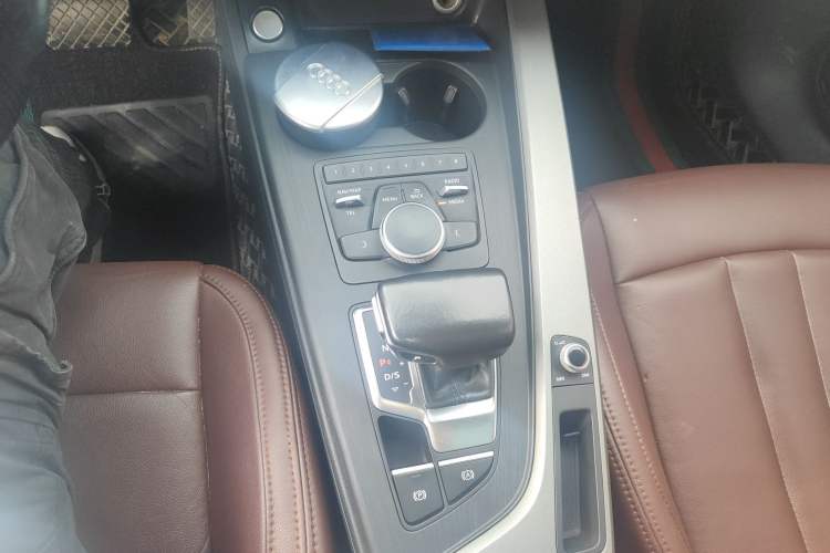 Used Audi A4L 2019 40 TFSI Ambition China VI Gear Lever