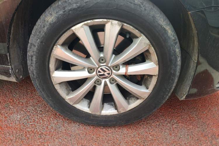 Used Volkswagen Magotan 2013 1.8TSI Premier Model Right Front Wheel Hub