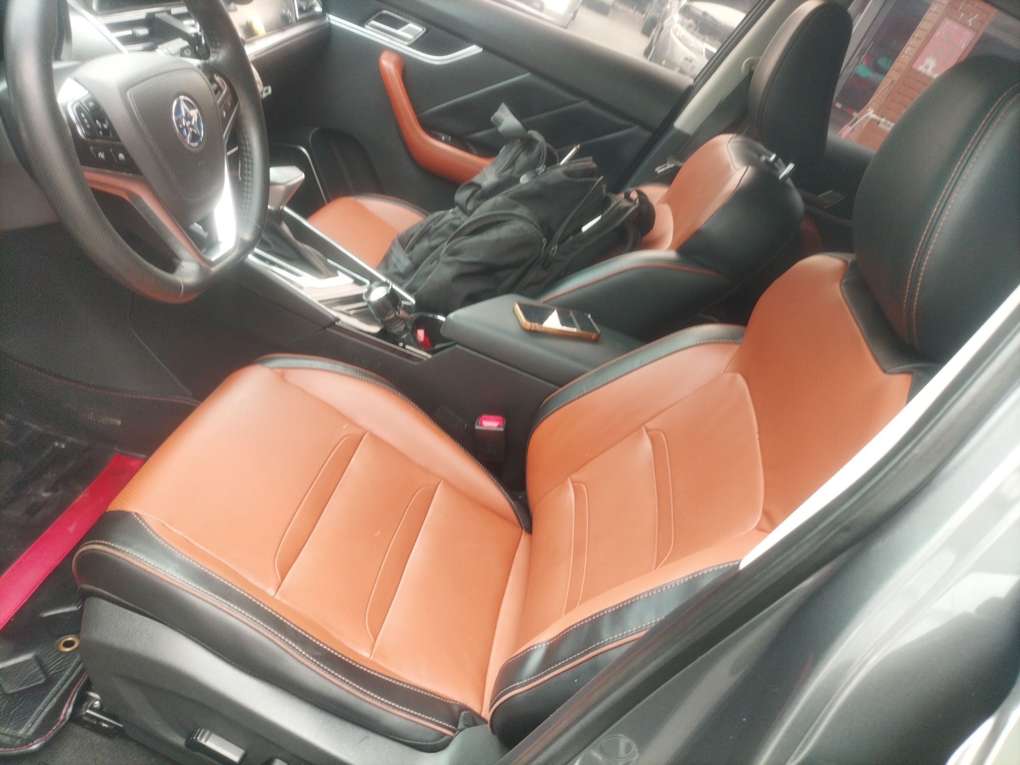 المقاعد الأمامية داخل السيارة