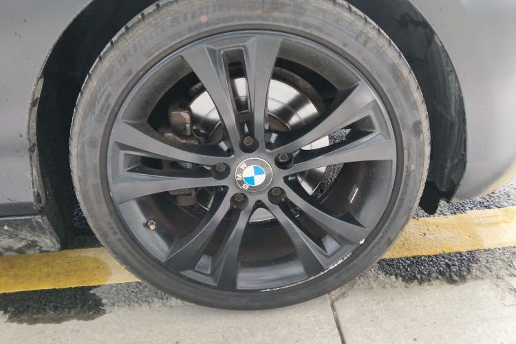 Used BMW 2 Series 2019 225i Convertible Coupe Sports Design Package Right Front Wheel Hub