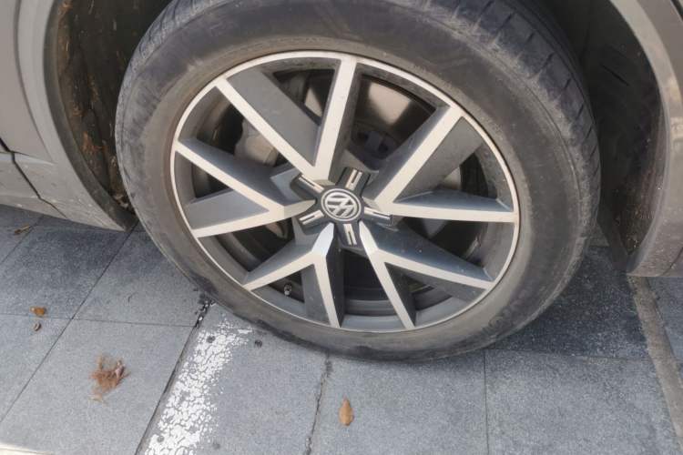 Used Volkswagen Touareg 2020 3.0 TSI Luxury Edition China VI Right Front Wheel Hub
