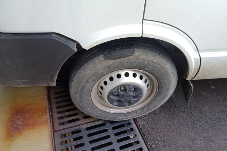 Used Iveco Daily 2023 2.5T A35M1 Short Wheelbase Low-Roof Single-Tire Side-Sliding Door 5-9 Seater Exterior 4