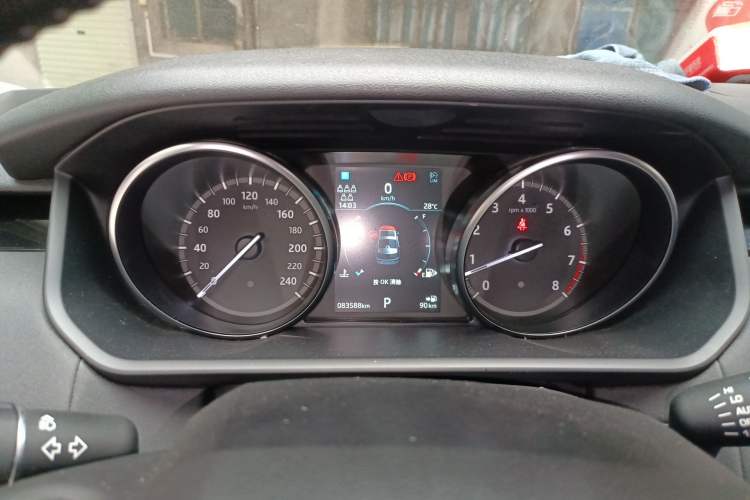 Used Land Rover Discovery 2018 2.0T SE Odometer Close Up