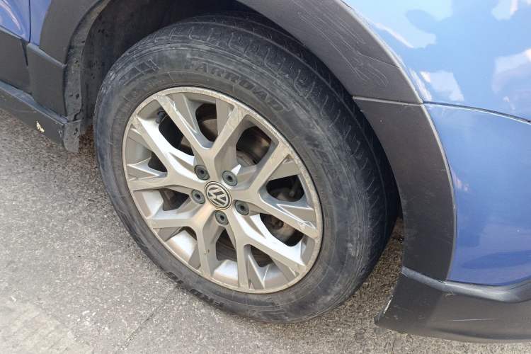 Used Volkswagen Polo 2014 1.6L Cross Polo Manual Right Front Wheel Hub