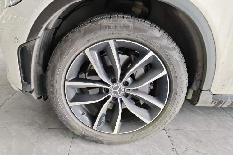 Used Mercedes-Benz GLC 2022 Facelift GLC 260 L 4MATIC Luxury Edition Left Front Wheel Hub