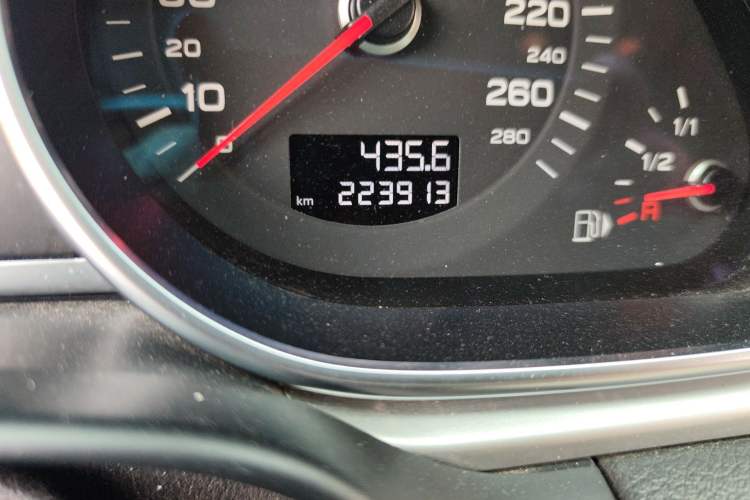 Used Audi Q7 2013 35 TFSI Comfort Model Odometer Close Up