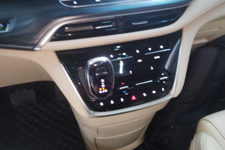 Used Buick GL8 2022 ES Landtrek 653T Luxury Edition