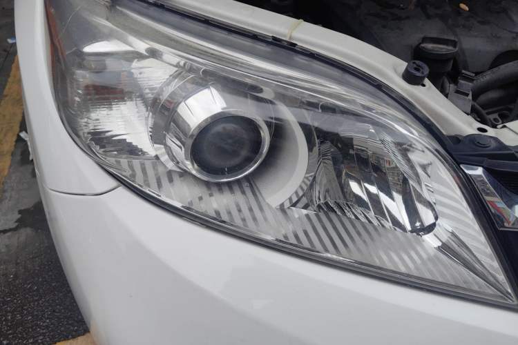 Used Toyota SIENNA 2018 3.5 Four-Wheel Drive LE Version 7 Seats – Canadian Edition Right Front Headlight