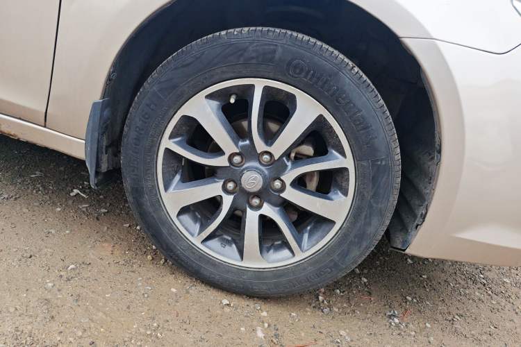 Used Soueast V6 Lingshi 2014 1.5L Manual Luxury Edition for Women Right Front Wheel Hub