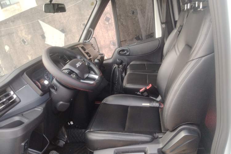 Used JMC Fushun 2025 2.0T 6MT Diesel Short-Wheelbase Low-Roof Commercial Multi-Purpose Passenger Vehicle with 5/6 Seats and Lift-Up Tailgate
