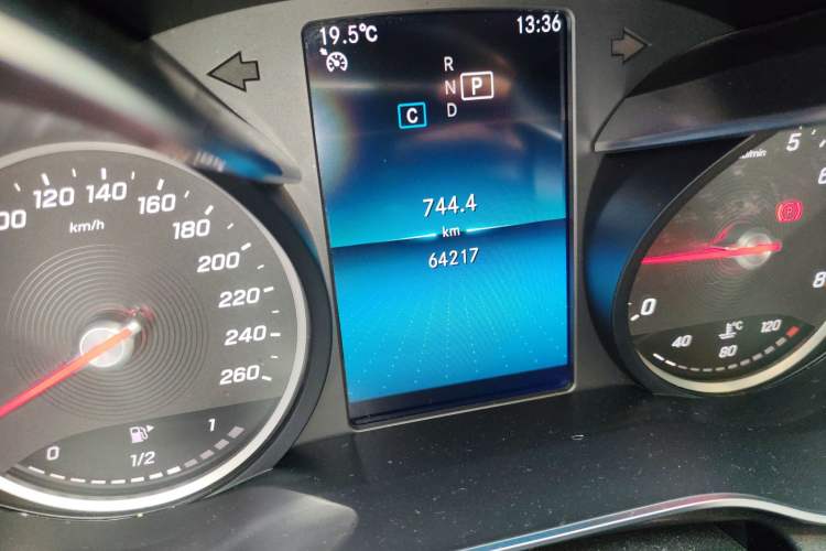 Used Mercedes-Benz C-Class 2019 C 180 L Fashion Edition Sport Version Odometer Close Up