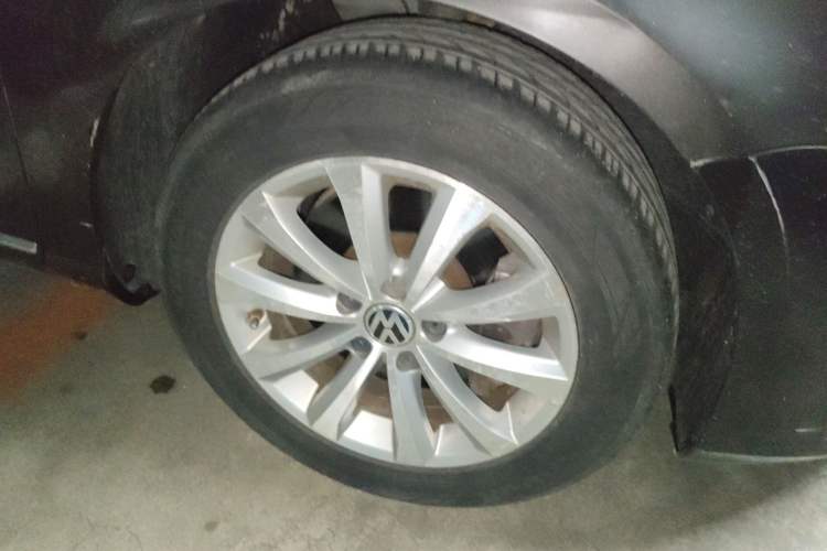 Used Volkswagen Magotan 2012 Revised 1.8TSI Luxury Version Right Front Wheel Hub