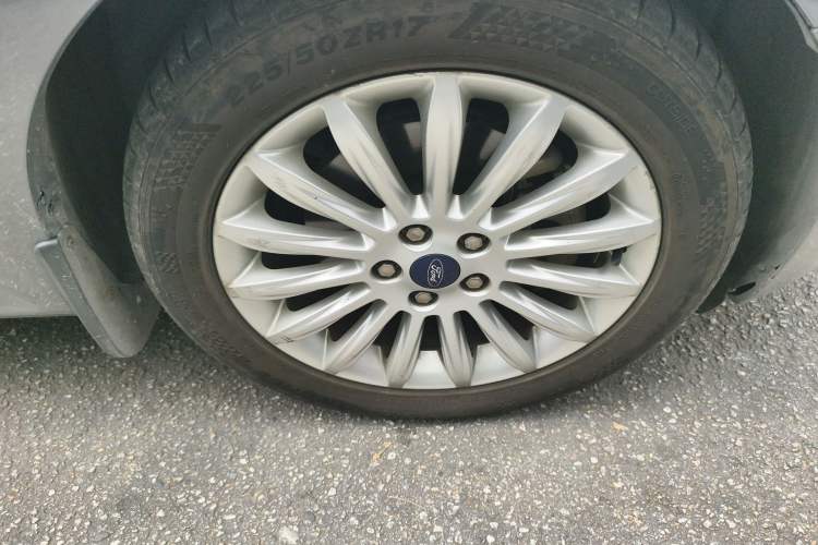 Used Ford Mondeo 2011 2.0L GTDi 200 Luxury Edition Right Front Wheel Hub