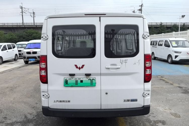 Used Wuling Yangguang 2024 300KM Comfort Version Passenger Van 75kW