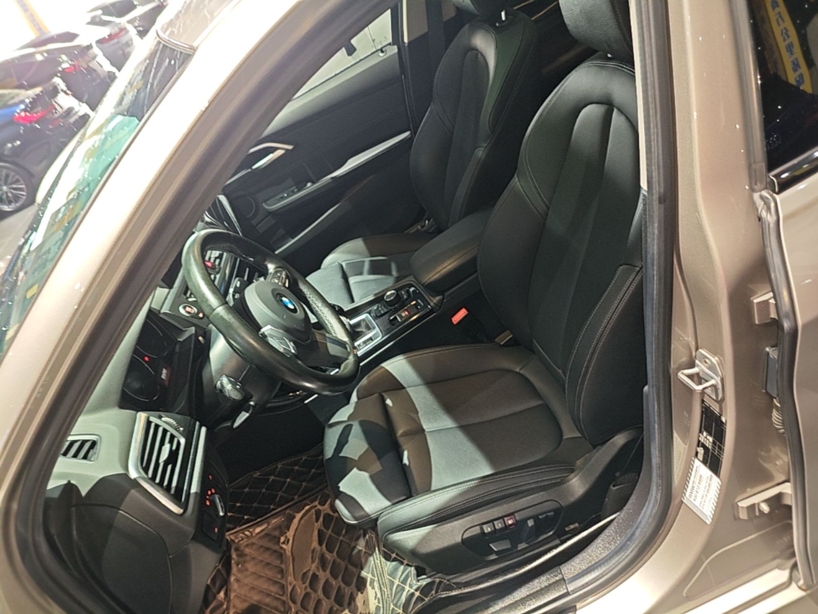 Vordere Reihe im Auto