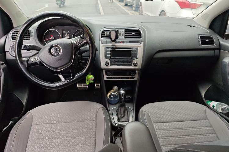 Used Volkswagen Polo 2014 1.6L Cross Polo Automatic Center Console