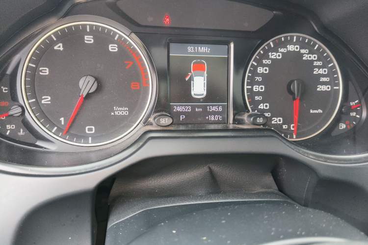 Used Audi Q5 2012 2.0TFSI Comfort Version Odometer Close Up