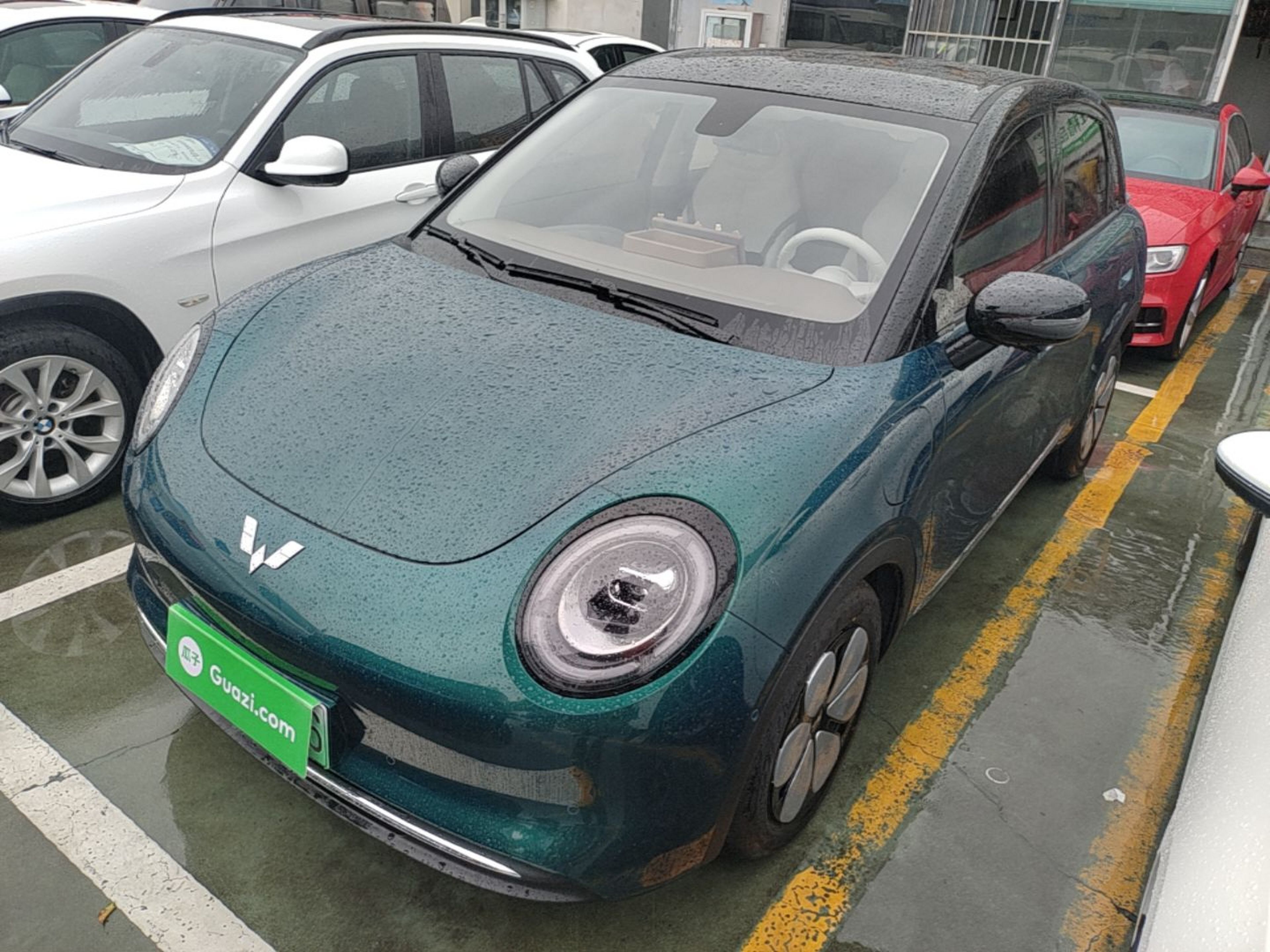 Unter der Vorderseite des Autos